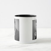 Mann zündet Zigarette an Tasse (Zentrum)