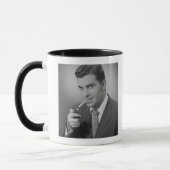 Mann zündet Zigarette an Tasse (Links)