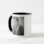 Mann zündet Zigarette an Tasse (Vorderseite Links)