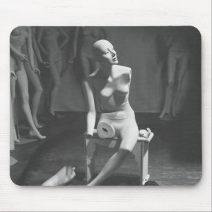 Mannequin mit dem Bein und Arm entfernt Mousepad