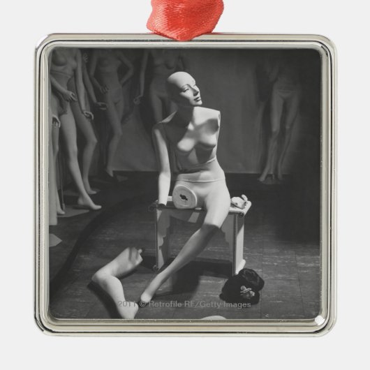 Mannequin mit dem Bein und Arm entfernt Ornament Aus Metall (Vorne)