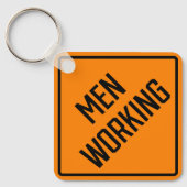 Männer arbeiten am Metal Square Schlüsselanhänger (Vorderseite)