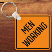 Männer arbeiten am Metal Square Schlüsselanhänger (Vorderseite)