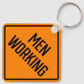 Männer arbeiten am Metal Square Schlüsselanhänger (Rückseite)