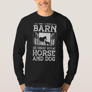 Männer arbeiten in der Scheune und halten mit mein T-Shirt