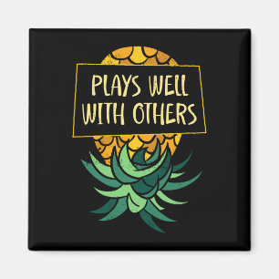 Männer auf dem Kopf stehende Ananas spielen andere Magnet