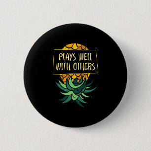 Männer auf dem Kopf stehende Ananas spielt anderen Button