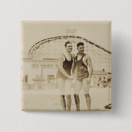 Männer auf dem Strand stehend Button (Vorderseite)