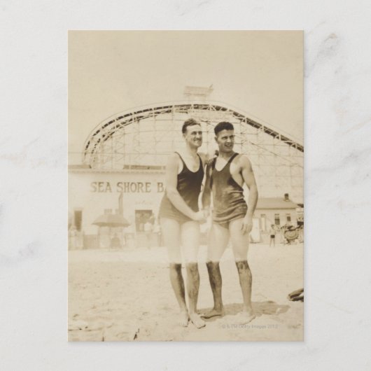 Männer auf dem Strand Stehend Postkarte (Vorderseite)