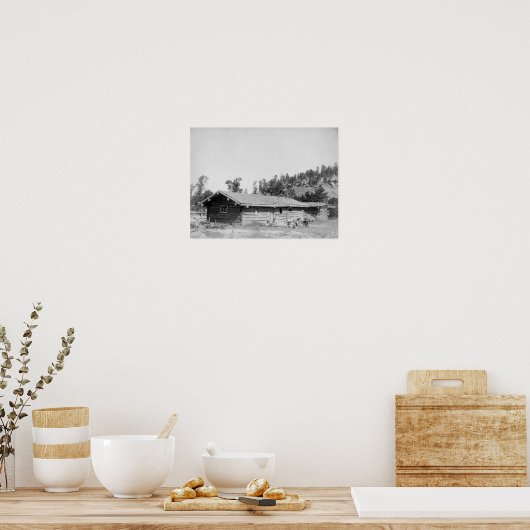 Männer außerhalb der Blockhütte in Süddakota Poster (Küche)