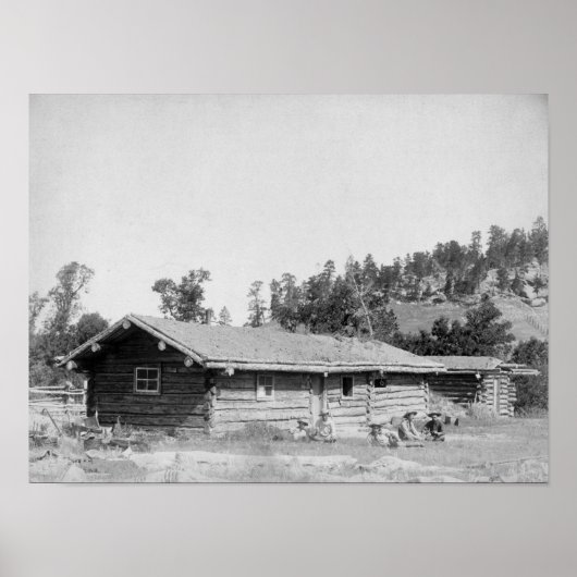 Männer außerhalb der Blockhütte in Süddakota Poster (Vorne)