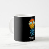 Männer bevorzugen Ananas gegenüber Vanille-Upside- Kaffeetasse (Vorderseite Links)