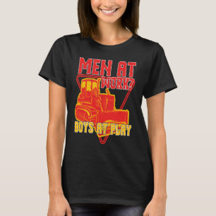 Männer, die bei der Arbeit Jungs im Spiel machen B T-Shirt