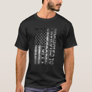 Männer, die dafür geworben werden, Mohn zu einem n T-Shirt