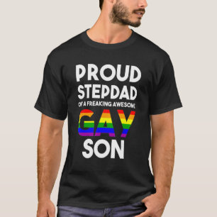 Männer, die Gay Pride ausgehen, sind stolz auf die T-Shirt