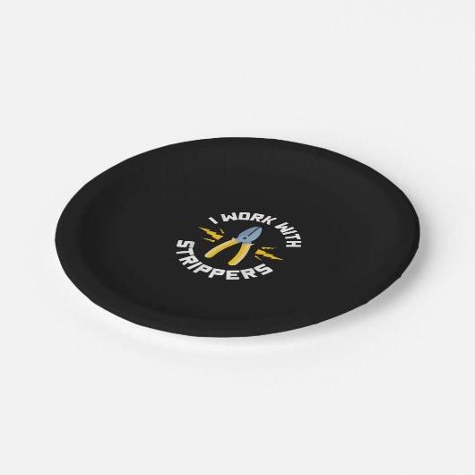 Männer, die ich mit elektrischer Gewerkschaft arbe Pappteller (Schrägansicht)