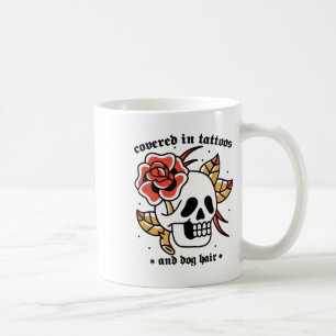 Männer, die in Tattoos und Hufhaar überzogen sind, Kaffeetasse