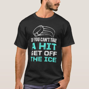 Männer, die keinen Schläger haben, steigen aus dem T-Shirt
