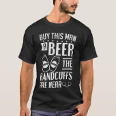 Männer erziehen die Handschellen nahe der Bachelor T-Shirt (Vorderseite)