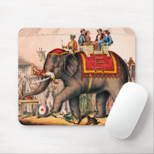 Männer führen einen Zirkusakt mit einem Elefanten  Mousepad