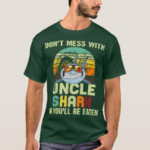 Männer geben T-Shirt für Onkel Dont mit Onkel Shar