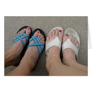 MÄNNER GEHÖREN AN DEN FÜSSEN DER FRAUEN