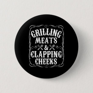 Männer grillen Fleisch und klatschen Wangen Lustig Button