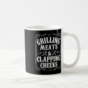 Männer grillen Fleisch und klatschen Wangen Lustig Kaffeetasse