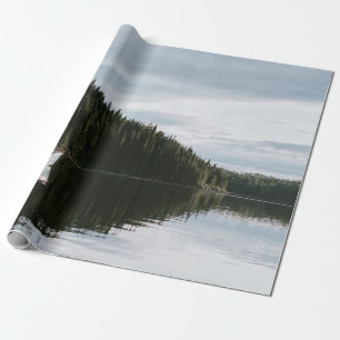 MÄNNER IM MOTORBOOT UNTER DEM SCHLACHTEN HIMMEL GESCHENKPAPIER