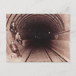 Männer im New Yorker U-Bahn-System Vintage Postkarte