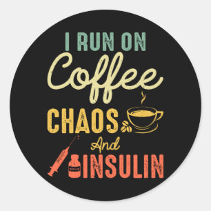 Männer laufen auf Kaffechaos und Insulin-Diabetes Runder Aufkleber
