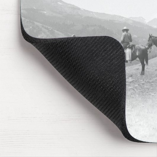 Männer mit den Packhorses, die über einem Hügel Mousepad (Ecke)