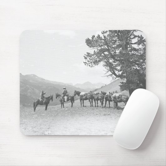 Männer mit den Packhorses, die über einem Hügel Mousepad (Mit Mouse)