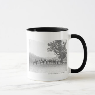 Männer mit den Packhorses, die über einem Hügel Tasse