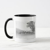 Männer mit den Packhorses, die über einem Hügel Tasse (Links)