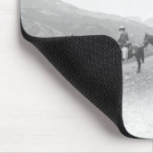 Männer mit Packpferden, die über einen Hügel schau Mousepad (Ecke)