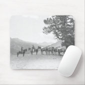 Männer mit Packpferden, die über einen Hügel schau Mousepad (Mit Mouse)