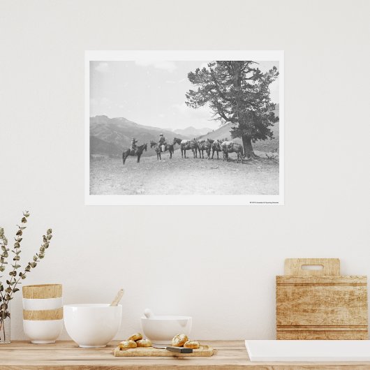 Männer mit Packpferden über einem Hügel Poster (Küche)