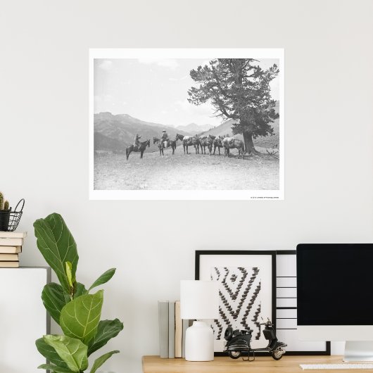 Männer mit Packpferden über einem Hügel Poster (Heimbüro)