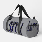 Männer namens Larry, Duffle Bag (Rechte Ecke)