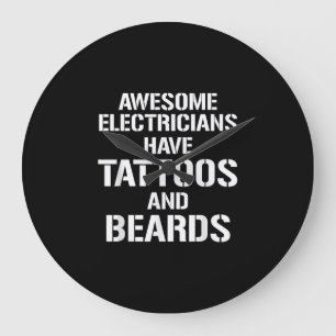 Männer, Phantastische Elektriker, haben Tattoos un Große Wanduhr