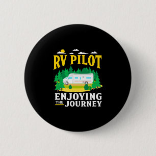 Männer RV-Pilot genießt die Reise lustiges Camping Button