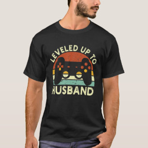 Männer sammelten ihm Geschenke für seinen neuen Ma T-Shirt