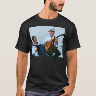 Männer spielen Akkordeon und Gitarre T-Shirt