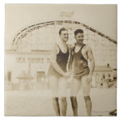 Männer stehend auf Strand Fliese (Vorderseite)