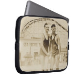 Männer stehend auf Strand Laptopschutzhülle (Vorne Rechts)
