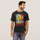 Männer trinken Beifall, weil sie ein lebendiger Me T-Shirt (Vorne ganz)