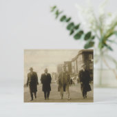 Männer über die Stadt Postkarte (Stehend Vorderseite)