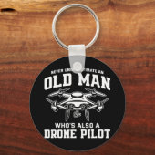 Männer unterschätzen nie einen alten Mann, der auc Schlüsselanhänger (Vorderseite)