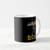 Männer unterschätzen nie einen alten Mann, der Box Kaffeetasse (VorderseiteRechts)